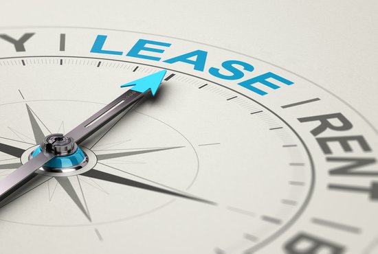 компас, сочещ надпис "лизинг"